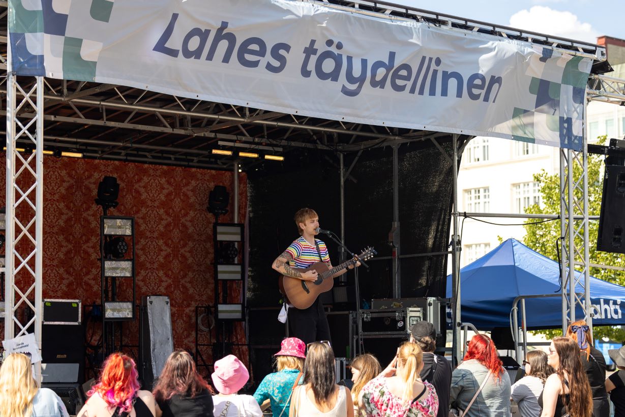 Aleksanteri Hakaniemi soittaa Lahen Lavalla
