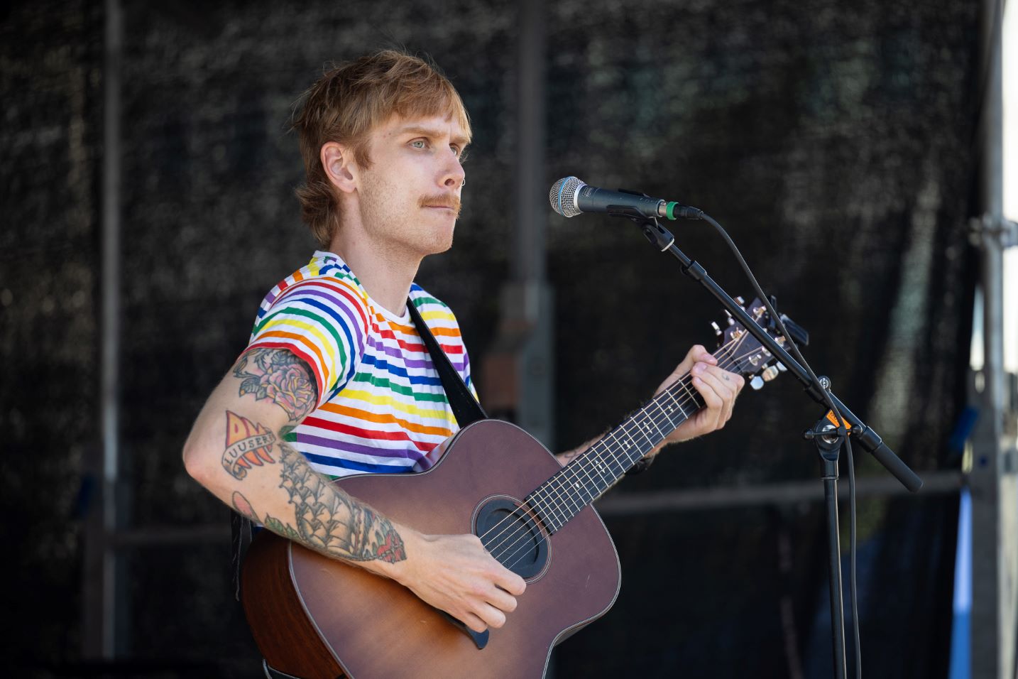 Aleksanteri Hakaniemi soittaa kitaraa, lähikuva Lahen Lavalta